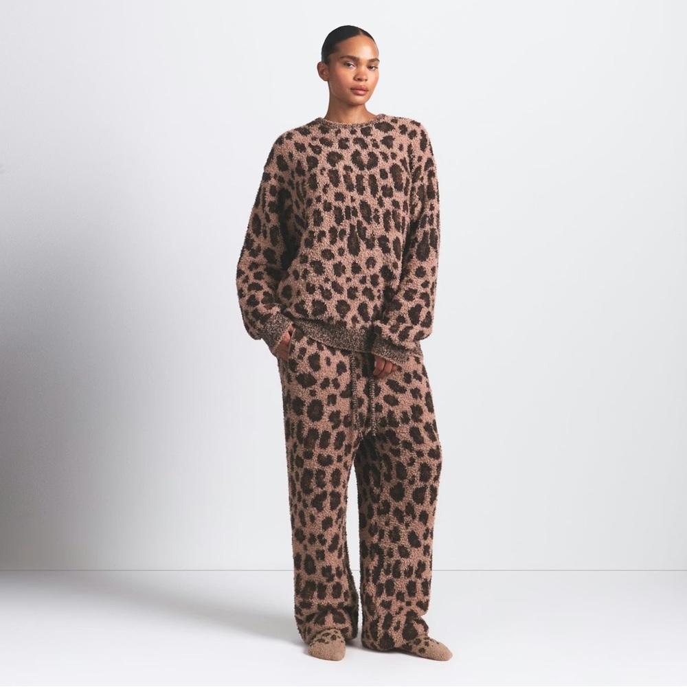 SKIMS Cozy Oversized Crewneck Pullover - Sienna Leopard Print - Picture 2 of 7